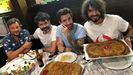 Los miembros de Izal comiendo cachopo en Asturias