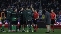 El colegiado Carlos Mu�iz Mu�oz expulsa a Mantilla por hacer una peineta hacia la grada