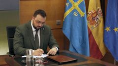 El presidente del Principado, Adri�n Barb�n, participa en la Conferencia de Presidentes telem�tica convocada con motivo del inicio del curso escolar