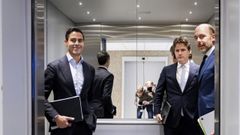 Rob Jetten (a la izquierda), junto a lo dirigentes democristianos Henri Bontenbal y Bart van den Brink.