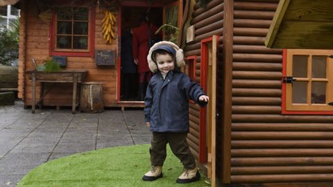 Un ni�o disfruta recorriendo las casitas de madera en las Aldeas de Nadal