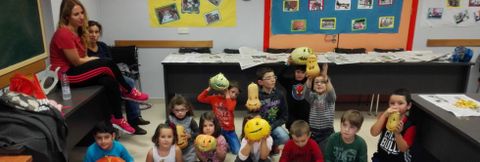 Participantes en las actividades y talleres del Sama�n en el concello de Xove.