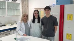 Clara Montero, alumna de Santa Mar�a del Mar que obtuvo la mejor nota en la Olimpiada de F�sica y de Qu�mica, con su profesora Isabel Riveiro, y Pablo Riveiro, que qued� cuarto en Qu�mica