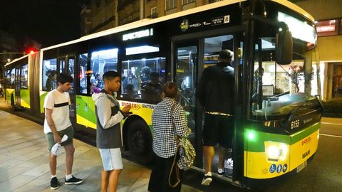 Autobs de la lnea nocturna N1 de Vitrasa en la parada de Urzaiz a la una de la madrugada.Autobs de la lnea nocturna N1 de Vitrasa en la parada de Urzaiz a la una de la madrugada