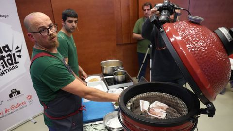 Jos Manuel Martnez y Brais Bascoy usaron un horno de brasa, pero vale una sartn