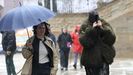 Peatones protegi�ndose de la lluvia en la plaza del Obradoiro de Santiago. 
