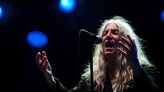 La madrina del punk. Conocida por este sobrenombre, Patti Smith no solo es compositora y cantante, tambi�n poeta y artista visual. En la foto, en un concierto Riazor en el 2019.
