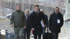 Miguel Yunquera, en el centro, antes de declarar en el juicio