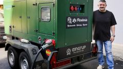 picoteria.Luis Garc�a Pablo, con el grupo electr�geno con el que pueden trabajar tras el incendio