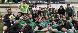 La plantilla del Fisterra cerr� la temporada celebrando el t�tulo de campe�n despu�s de golear al Cabana ante 500 aficionados. 