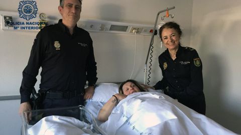Agentes de la Polic�a Nacional de Avil�s, con la madre a la que ayudaron a dar a luz tras sufrir un accidente.Agentes de la Polic�a Nacional de Avil�s, con la madre a la que ayudaron a dar a luz tras sufrir un accidente