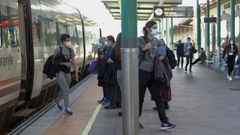 Lllegada de viajeros a la estaci�n de tren de Vilagarc�a