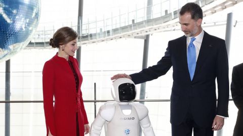 Los Reyes posan con el robot Asimo, de Honda, durante una visita al Museo de la Ciencia Emergente y la Innovacin (Miraikan), en Tokio