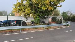 La valla que impide desde junio el acceso a la planta de biomasa del hospital