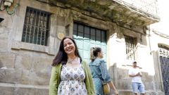 Luc�a Fern�ndez, diante do Colexio dos Irlandeses en Santiago.