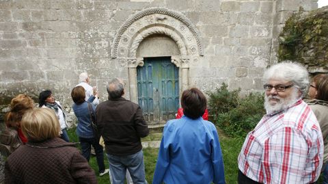 Visitantes ante una puerta de la iglesia de Eiré