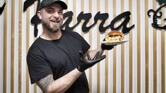 �scar Dabarca, del Bar A Parra, en Francelos (Ribadavia),con una nueva hamburguesa de macarrones.