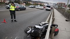 Un agente fotograf�a la moto tirada en al suelo 