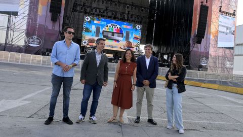In�s Rey y el resto de acompa�antes frente al escenario del Morri�a Fest