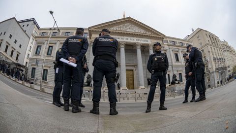 Policas desplegados en los alrededores del Congreso antes de la celebracin del debate de investidura