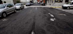 El pavimento de la calle Antonio V�zquez Mouzo destrozado y salpicado de baches.