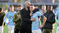 Claudio Gir&aacute;ldez arropa a Iago Aspas tras la eliminaci&oacute;n del Celta en Europa League ante el Friburgo.
