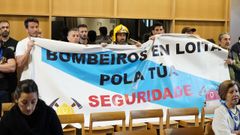 Efectivos del parque de Bomberos de Pontevedra se dejaron sentir durante la celebraci�n del pleno de la corporaci�n municipal