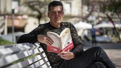 Edmundo D�az, con su nueva novela, �Mam�, en el parque de San L�zaro de Ourense