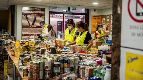 Voluntarios reciben alimentos en el instituto de Picaña (Valencia), utilizado como almacén tras el paso de la dana