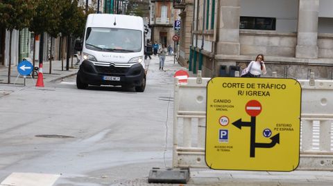 Se�al que indica los nuevos desv�os, tras la apertura este lunes de un tramo de la calle de la Iglesia y el cierre de la manzana final.