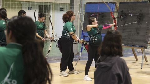 Las alumnas avanzadas entrenan cerca de la pared para poder lanzar m�s flechas. 