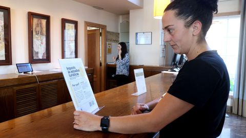 Primer da de la tasa turstica en Santiago. Una viajera se informa en el Hotel Los Abetos