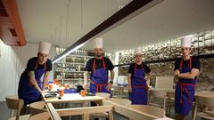 A Coru�a. En el reci�n inaugurado restaurante Nado, de Iv�n Dom�nguez, los clientes comparten mesa. 
