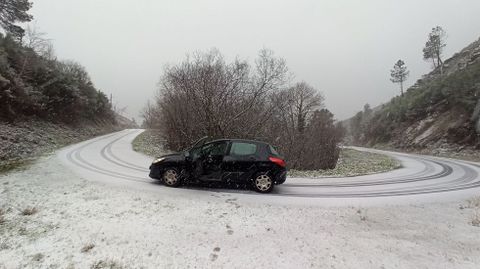 As estaba ayer el principal acceso a los pueblos de A Seara y Vieiros, en la montaa de Quiroga. La otra carretera que permite llegar all estaba cortada por alud 