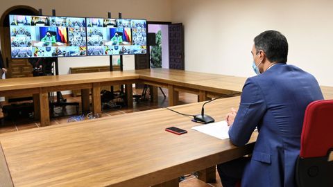 Pedro S�nchez durante una videoconferencia con las unidades militares espa�olas en misiones internacionales