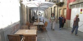 El mobiliario de las terrazas de Sarria no es uniforme en ninguna zona de la localidad. 