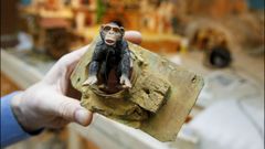 El mono �Maguila� es unas de las figuras �jubiladas� que regresar�n al bel�n de Alfredo Mart�n tras a�os de permanecer en el almac�n