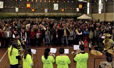 Cientos de personas presencian la actuacion de la charanga �Os Mc anuda�.