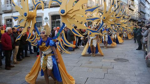 S�bado de pi�ata en Celanova.Los gruposy comparsas estuvieron muy animados, con tem�ticas variadas, como Mary Poppins, las vespas. Y el p�blico tambi�n colabor� con el  atrezzo .