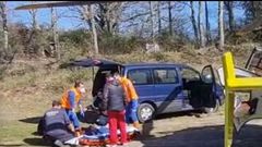 Operarios del GES de Muíños trasladaron al helicóptero al herido en Bande tras caerle una rama encima.