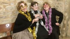 Teresa Ferreira, Caridad Albela e Sara Rodrguez, as integrantes de Tet Teatro, nunha navidea estampa.