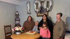 Las cinco generaciones de mujeres en su casa de A Silva.