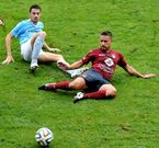 Adri�n Mouri�o intenta reba�ar un bal�n en un lance del partido ante la presi�n de un rival. 