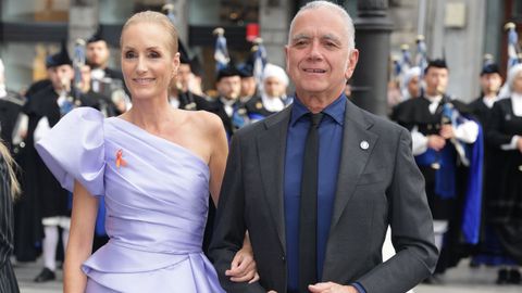 Sandra Ibarra y Juan Ram�n Lucas a su llegada al Teatro Campoamor para asistir a la ceremonia de entrega de los 'Premios Princesa de Asturias 2025