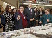Maceiras Rivas y Francisco Conde en el mercado pobrense. 