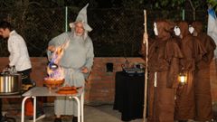 Juan Lojo preparando a queimada cos seus compa�eiros catal�ns ataviados con t�nicas da Santa Compa�a en Els Mojons, Barcelona 