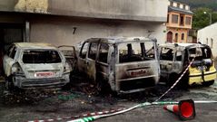 El fuego se origin� en el coche de la izquierda
