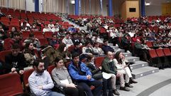 En la Universidad se celebr� una jornada de puertas abiertas y se entregaron los premios de la tercera edici�n del concurso fotogr�fico Campus del Agua. Las ganadoras fueron Sabela Baena, del IES Mar�a Soli�o, de Cangas; Carla Cabral, del IES �lvaro Cunqueiro de Vigo y Alejandra Laso, del Colegio Pluriling�e Divina Pastora Franciscanas de Ourense. Los premios los entregaron la diputada Ana Mar�a Villarino, los concejales Bel�n Iglesias y Jorge Pumar as� como Julio Masid, director territorial de Viaqua.