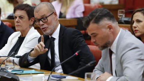 Cruset (a la izquierda), junto a Rufi�n (a la derecha) y Belarra (detr�s, a la derecha), este viernes durante la primera reuni�n de la Diputaci�n Permanente del Congreso.