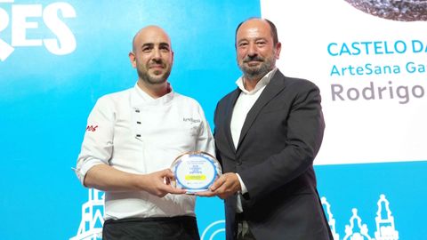 Rodrigo Seoane, ganador de �Sete cidades, sete sabores�, y el director de Turismo de Galicia, Xos� Merelles<br />